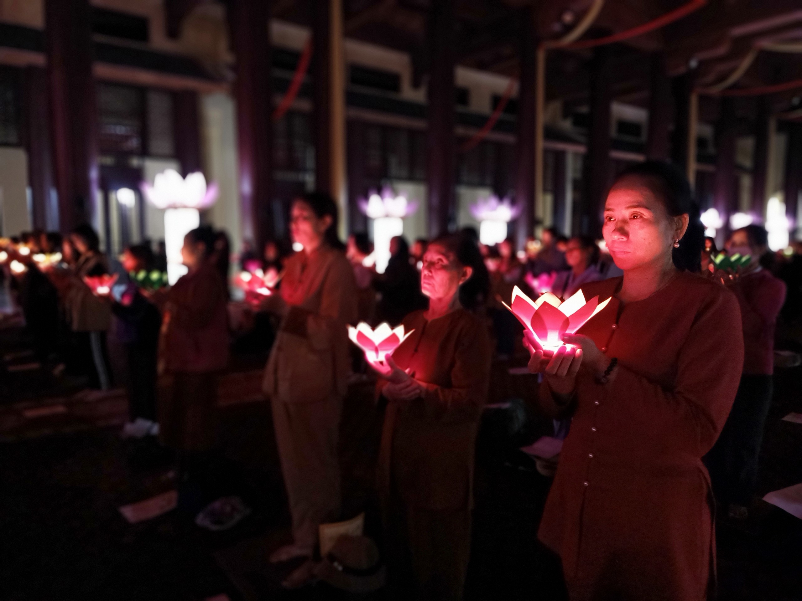 Video: Đêm hoa đăng Vía Đức Bồ Tát Quán Thế Âm và cầu nguyện hướng về miền Trung tại Yên Tử 