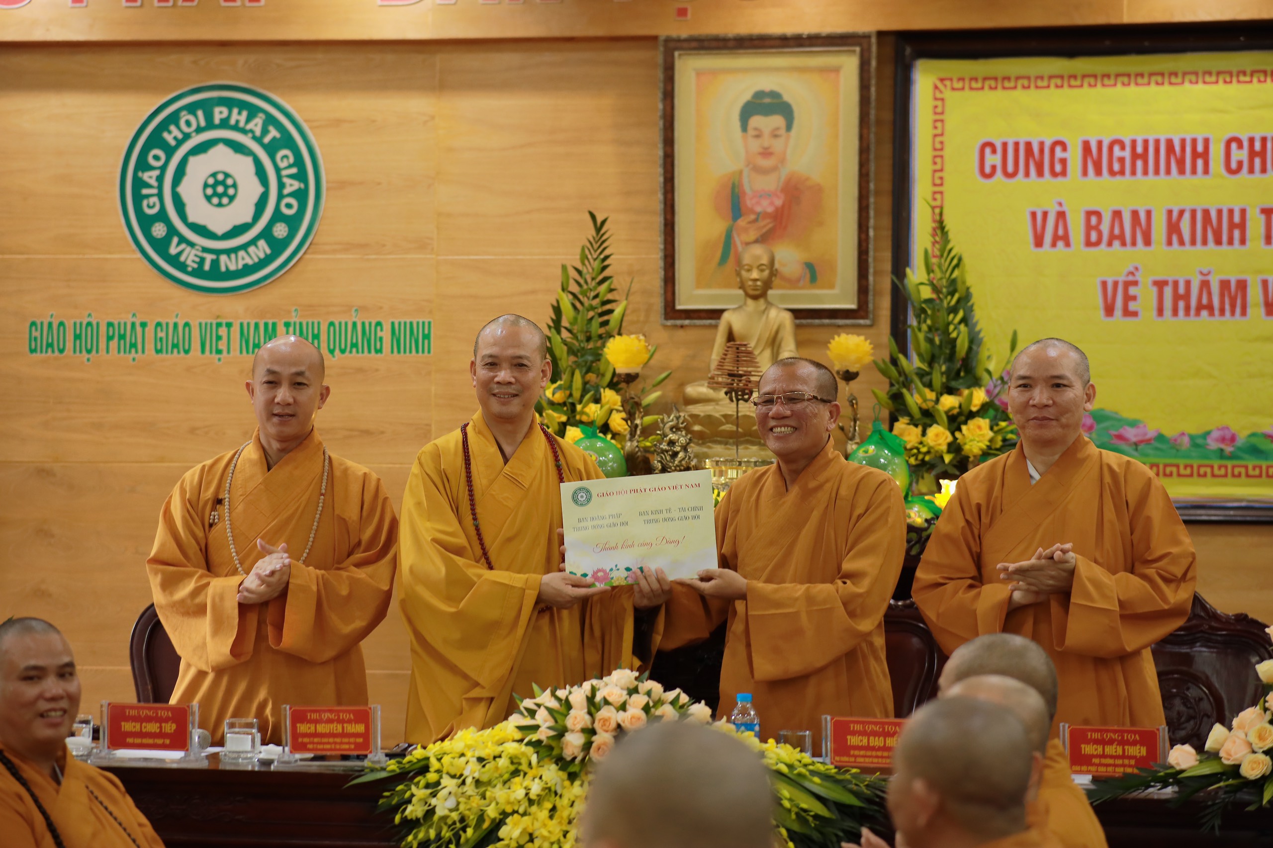 Ban Hoằng pháp và Ban Kinh tế Trung ương GHPGVN về thăm và tùy hỉ cúng dường trường hạ Ban Trị sự Phật giáo tỉnh Quảng Ninh 