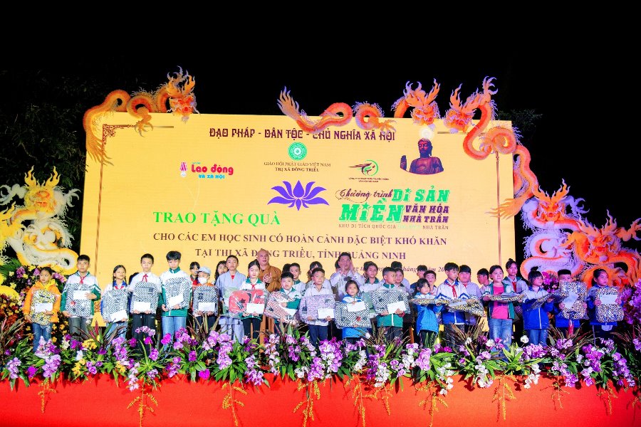 Chương trình Miền di sản văn hóa nhà Trần và tặng quà cho các em học sinh có điều kiện khó khăn tại Đông Triều 