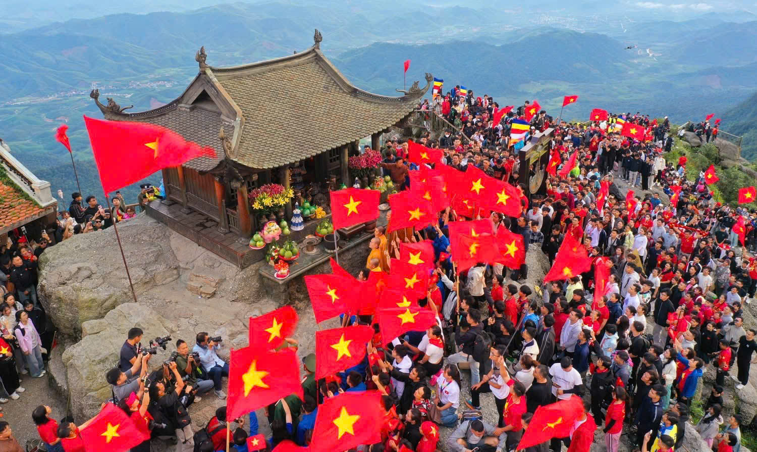 "Rạng rỡ Việt Nam" – hơn 4000 nghìn người cùng hát vang Quốc ca tại đỉnh non thiêng Yên Tử trong ngày Quốc khánh 