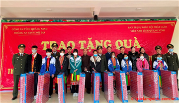 Ban Trị sự Phật giáo tỉnh trao tặng quà cho các em học sinh trường Phổ thông dân tộc bán trú