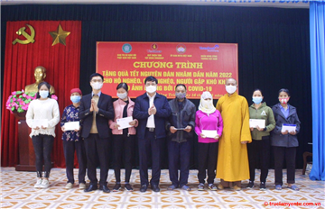 Ban Trị sự Phật giáo thị xã Đông Triều trao quà Tết cho các hộ nghèo và người gặp khó khăn do ảnh hưởng của dịch Covid-19