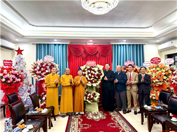 Ban Trị sự Phật giáo tỉnh Quảng Ninh tới thăm và chúc mừng Giáng sinh tại giáo xứ Hòn Gai